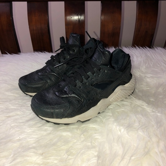 NIKE Air Huarache Run PRM Paisley Black Embossed Leather Sneaker Shoes - Picture 2 of 11